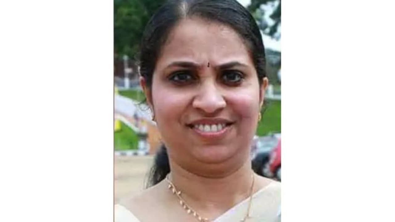 പ്രവാസി വീട്ടമ്മ നാട്ടില്‍ വാഹനാപകടത്തില്‍ മരിച്ചു; ഭര്‍ത്താവിന് പരിക്ക്