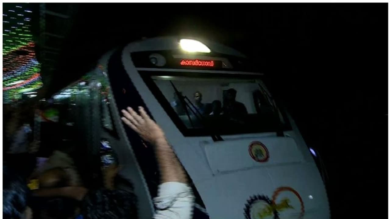 ഉദ്ഘാടന യാത്ര പൂര്‍ത്തിയാക്കി; വന്ദേഭാരത് എക്സ്പ്രസ് കാസര്‍കോടെത്തി, കണ്ണൂരിൽ സ്വീകരണമൊരുക്കി സിപിഎം