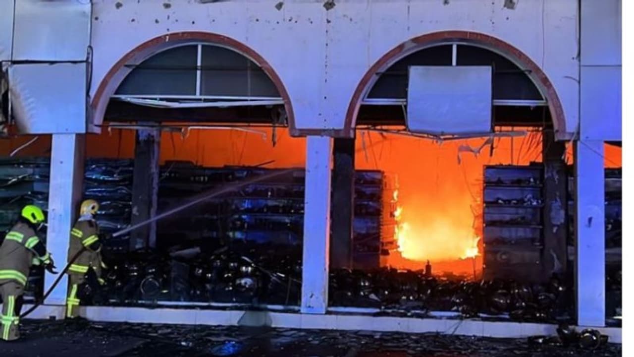 യുഎഇയിലെ ഷോപ്പിങ് സെന്ററില് വന് തീപിടുത്തം; പ്രധാന റോഡില് ഗതാഗത നിയന്ത്രണം ഏര്പ്പെടുത്തി യുഎഇയിലെ ഷോപ്പിങ് സെന്ററില് വന് തീപിടുത്തം; പ്രധാന റോഡില് ഗതാഗത നിയന്ത്രണം ഏര്പ്പെടുത്തി