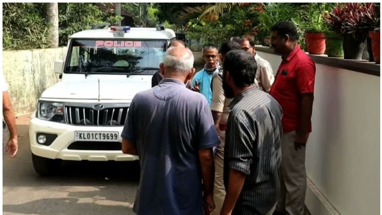 ഉറങ്ങിക്കിടന്ന സ്ത്രീയുടെ മാല കവർന്നു; മോഷ്ടാവ് അകത്ത് കടന്നത് വാതിൽ കുത്തിത്തുറന്ന്; പൊലീസ് അന്വേഷണം തുടങ്ങി ഉറങ്ങിക്കിടന്ന സ്ത്രീയുടെ മാല കവർന്നു; മോഷ്ടാവ് അകത്ത് കടന്നത് വാതിൽ കുത്തിത്തുറന്ന്; പൊലീസ് അന്വേഷണം തുടങ്ങി