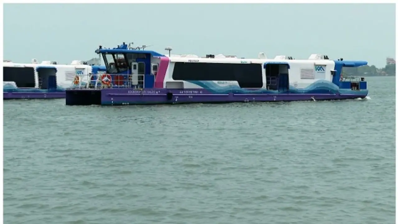 കൊച്ചിക്കായലിൽ നിന്ന് വാട്ടർ മെട്രോ ബോട്ട് തലസ്ഥാന നഗരിയിലെത്തുന്നു! കൊച്ചിക്കായലിൽ നിന്ന് വാട്ടർ മെട്രോ ബോട്ട് തലസ്ഥാന നഗരിയിലെത്തുന്നു!