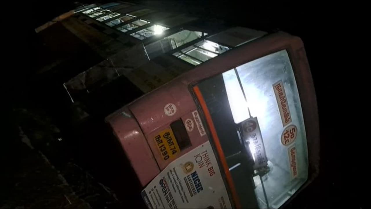 நாகர்கோவில் அருகே கால்வாயில் அரசு பேருந்து கவிழ்ந்து 3பேர் படுகாயம்