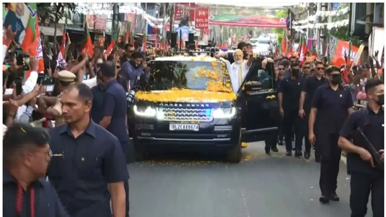 'തുറന്ന ഡോറിൽ തൂങ്ങി യാത്ര നടത്തി'; കൊച്ചിയിലെ റോഡ് ഷോ, പ്രധാനമന്ത്രിക്കെതിരെ പരാതി