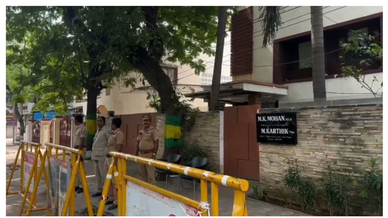 തമിഴ്നാട്ടിൽ ആദായനികുതി വകുപ്പ് പരിശോധന മൂന്നാം ദിവസവും തുടരുന്നു; എം.കെ.മോഹന്‍റെ വീട്ടിലും റെയ്ഡ്