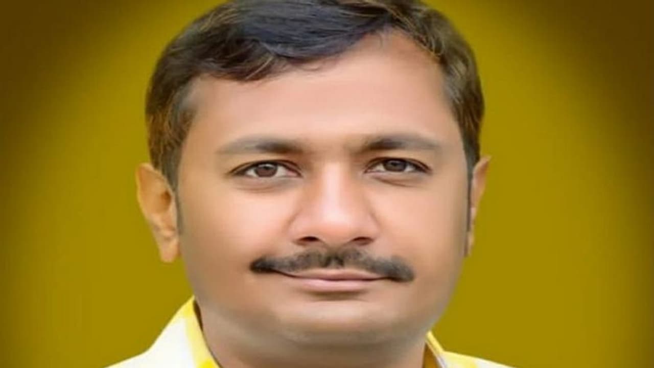 ಮಂಡ್ಯ: ಸ್ವಂತ ಮನೆಯೂ ಇಲ್ಲದ ನಿತ್ಯ ಸಚಿವ ಶಂಕರಗೌಡರ ಮೊಮ್ಮಗ..! ಮಂಡ್ಯ: ಸ್ವಂತ ಮನೆಯೂ ಇಲ್ಲದ ನಿತ್ಯ ಸಚಿವ ಶಂಕರಗೌಡರ ಮೊಮ್ಮಗ..!