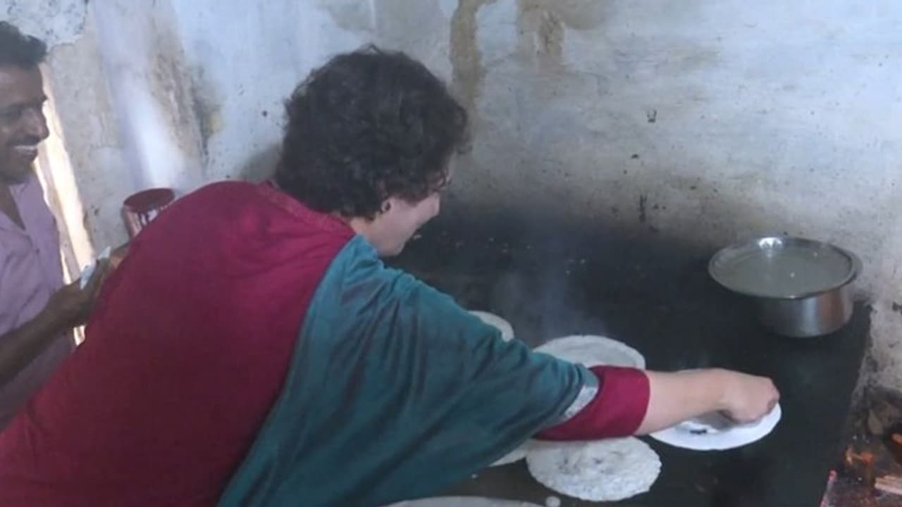 Karnataka election 2023: மைசூரில் ஓட்டலில் பிரியங்கா காந்தி வத்ரா செய்த காரியம்; வைரல் வீடியோ!! Karnataka election 2023: மைசூரில் ஓட்டலில் பிரியங்கா காந்தி வத்ரா செய்த காரியம்; வைரல் வீடியோ!!