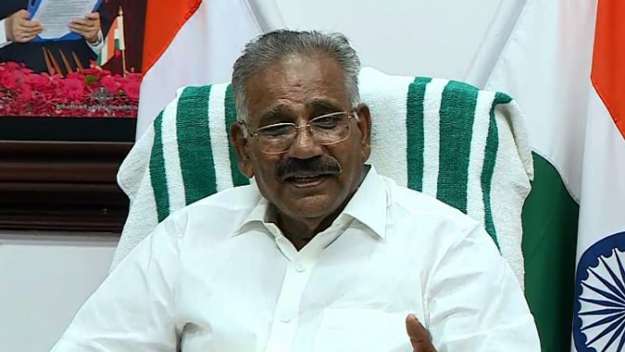 എഐ ക്യാമറ: മേശക്കടിയിലെ ഇടപാടുകൾ ഞങ്ങൾ നടത്തിയിട്ടില്ല, അന്വേഷണം നടക്കട്ടെയെന്നും വനം മന്ത്രി എഐ ക്യാമറ: മേശക്കടിയിലെ ഇടപാടുകൾ ഞങ്ങൾ നടത്തിയിട്ടില്ല, അന്വേഷണം നടക്കട്ടെയെന്നും വനം മന്ത്രി