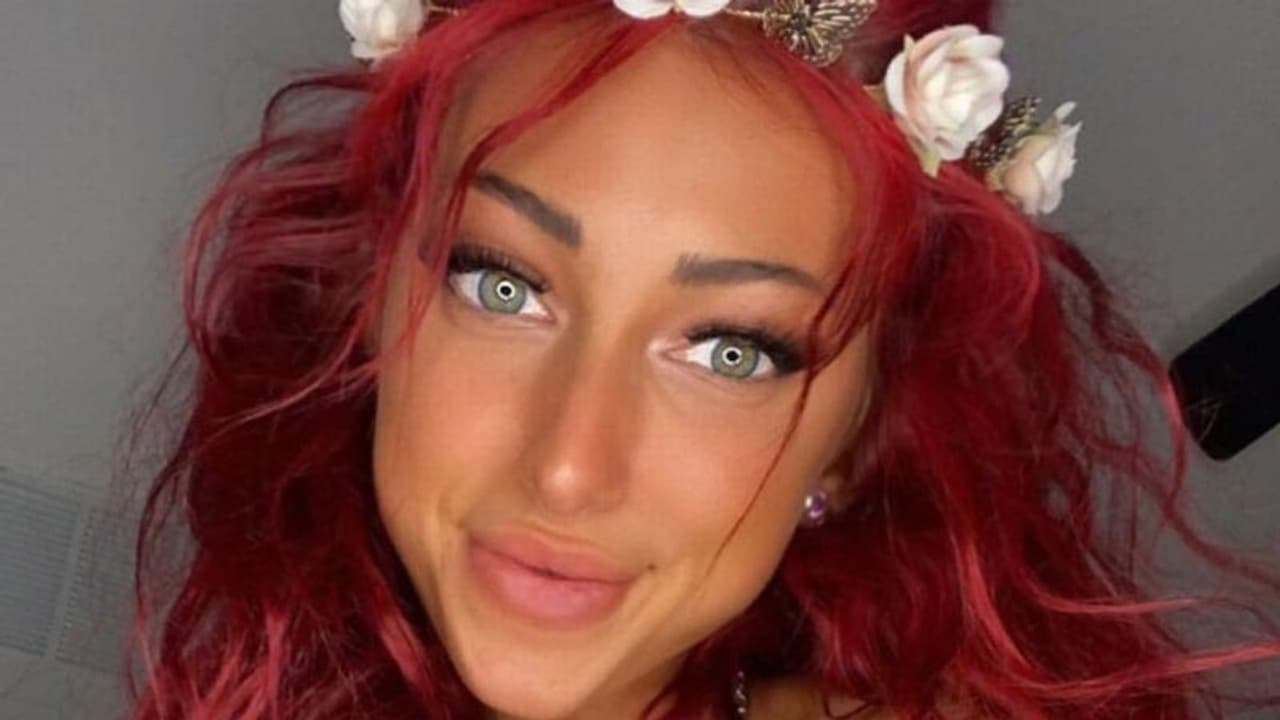 யம்மாடியோவ்! கொட்டி கிடக்கும் அழகு.. 7 ஆயிரம் ஆண் நண்பர்கள்! இந்த அழகியின் இன்னொரு பக்கம் தெரியுமா? 