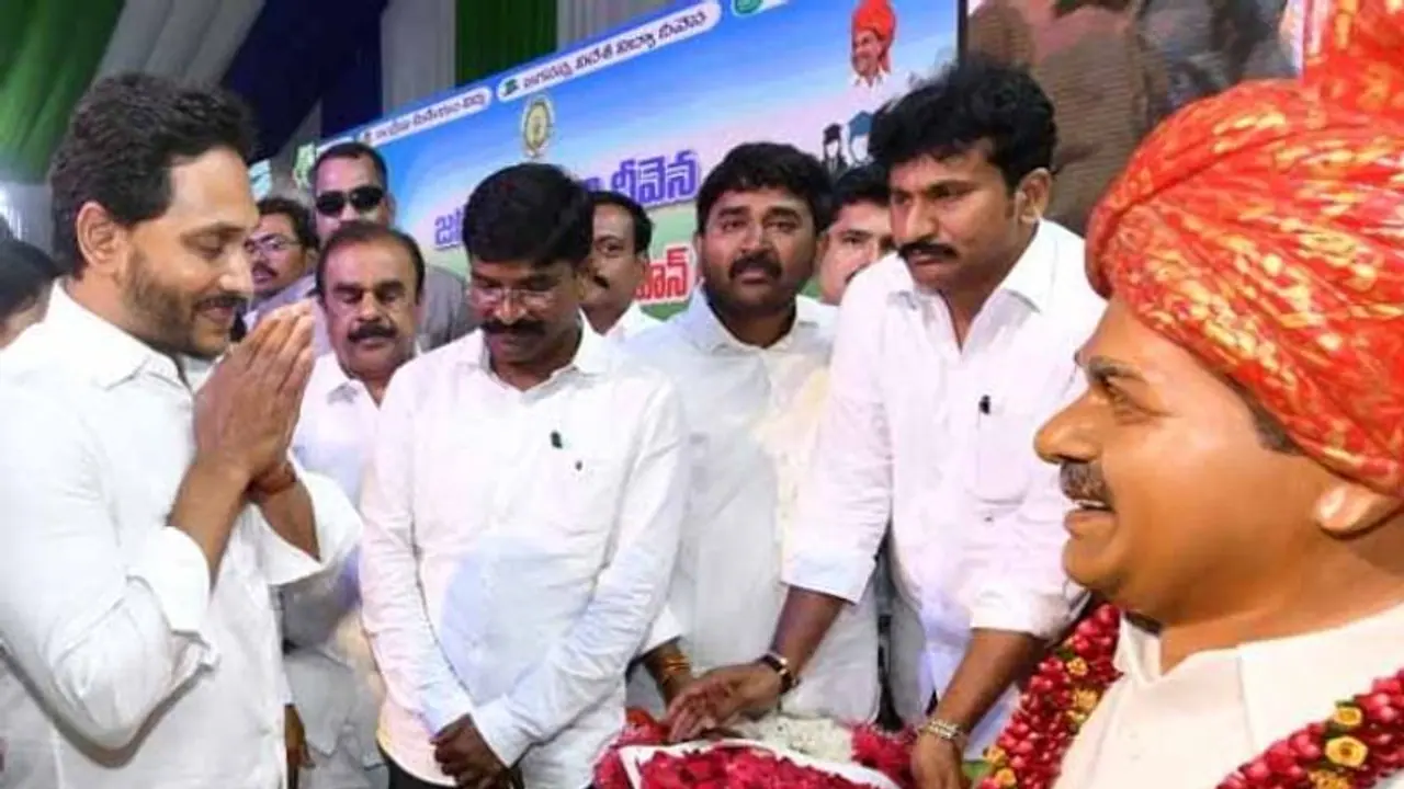 ప్రతి ఒక్కరూ సత్యనాదెళ్ల కావాలి: జగనన్న వసతి దీవెన నిధులు విడుదల చేసిన జగన్ ప్రతి ఒక్కరూ సత్యనాదెళ్ల కావాలి: జగనన్న వసతి దీవెన నిధులు విడుదల చేసిన జగన్