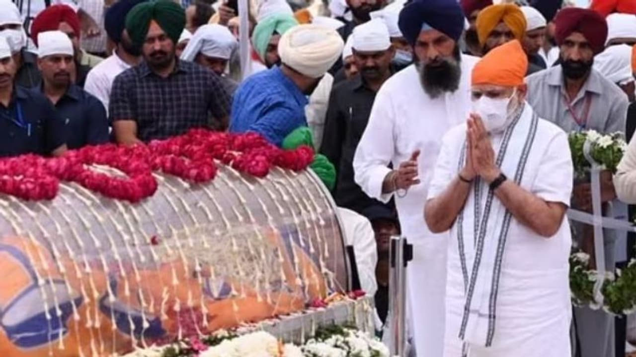 பஞ்சாப் முன்னாள் முதல்வர் பிரகாஷ் சிங் பாதல் உடலுக்கு அஞ்சலி செலுத்தினார் பிரதமர் மோடி!!