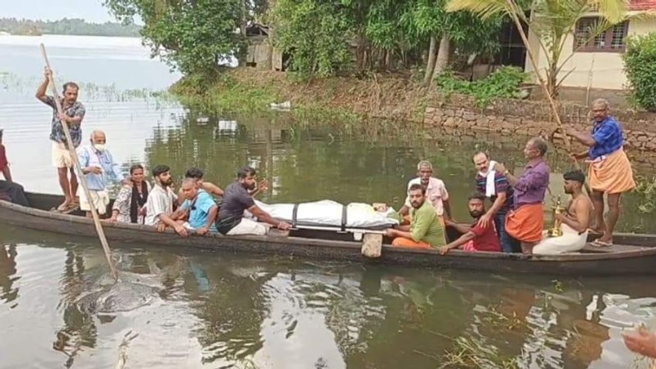 റോഡില്ല; യുവാവിന്റെ മൃതദേഹം ശ്മശാനത്തിൽ എത്തിച്ചത് വള്ളത്തിൽ, അനുഗമിക്കാൻ പോലും ആവാതെ മാതാപിതാക്കള്‍