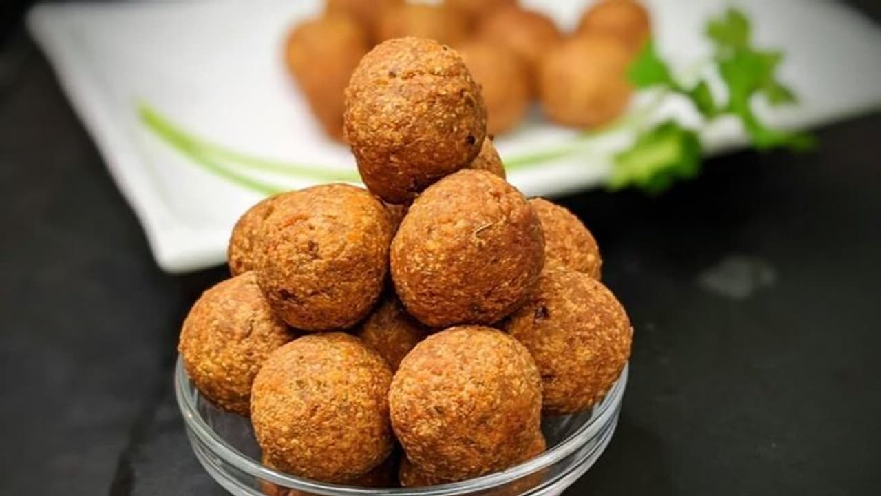 வாழைக்காய் வைத்து பஜ்ஜியே செய்யாதீங்க! இப்படி கோலா உருண்டை செஞ்சு கொடுங்க! 10 சாப்பிட்டாலும் பத்தல என்பார்கள்