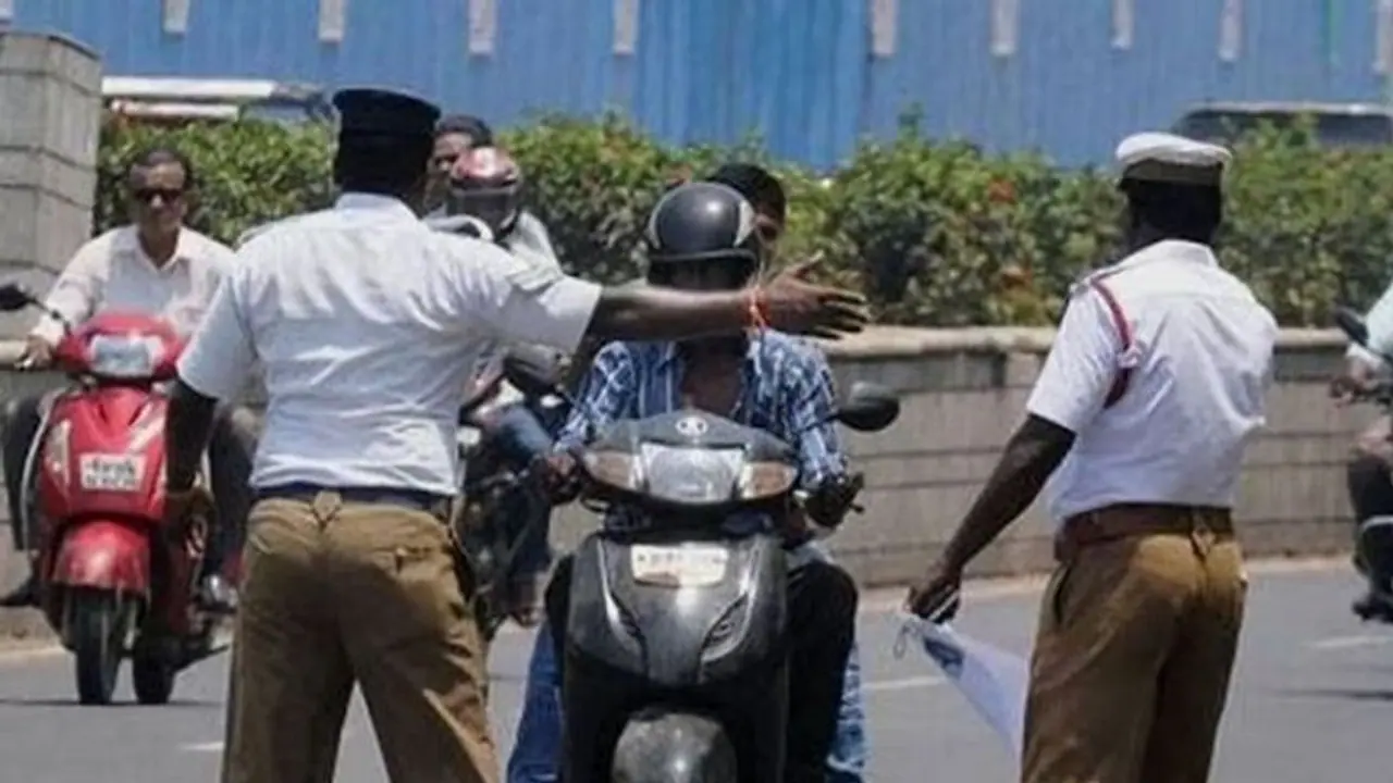 ట్రాఫిక్ రూల్స్: చెప్పులు, హాఫ్ షర్ట్, టీ షర్ట్ లేదా లుంగీ ధరించి డ్రైవింగ్ చేస్తే చలాన్ వేస్తారా.. ? ట్రాఫిక్ రూల్స్: చెప్పులు, హాఫ్ షర్ట్, టీ షర్ట్ లేదా లుంగీ ధరించి డ్రైవింగ్ చేస్తే చలాన్ వేస్తారా.. ?