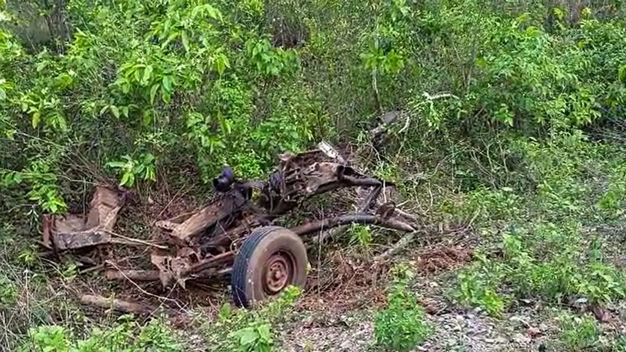 Maoist Attack: ఉదయమే ఎన్కౌంటర్.. మధ్యాహ్నం ఆర్మీ వ్యాన్ పేల్చివేత.. 20 కి.మీల దూరంలోనే ఘటన Maoist Attack: ఉదయమే ఎన్కౌంటర్.. మధ్యాహ్నం ఆర్మీ వ్యాన్ పేల్చివేత.. 20 కి.మీల దూరంలోనే ఘటన