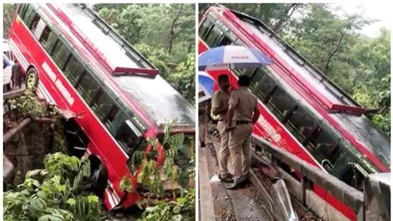 തൃശ്ശൂരിൽ സ്വകാര്യബസ് തോട്ടിലേക്ക് മറിഞ്ഞ് അപകടം, മൂന്ന് സ്ത്രീകൾക്ക് പരിക്ക് തൃശ്ശൂരിൽ സ്വകാര്യബസ് തോട്ടിലേക്ക് മറിഞ്ഞ് അപകടം, മൂന്ന് സ്ത്രീകൾക്ക് പരിക്ക്