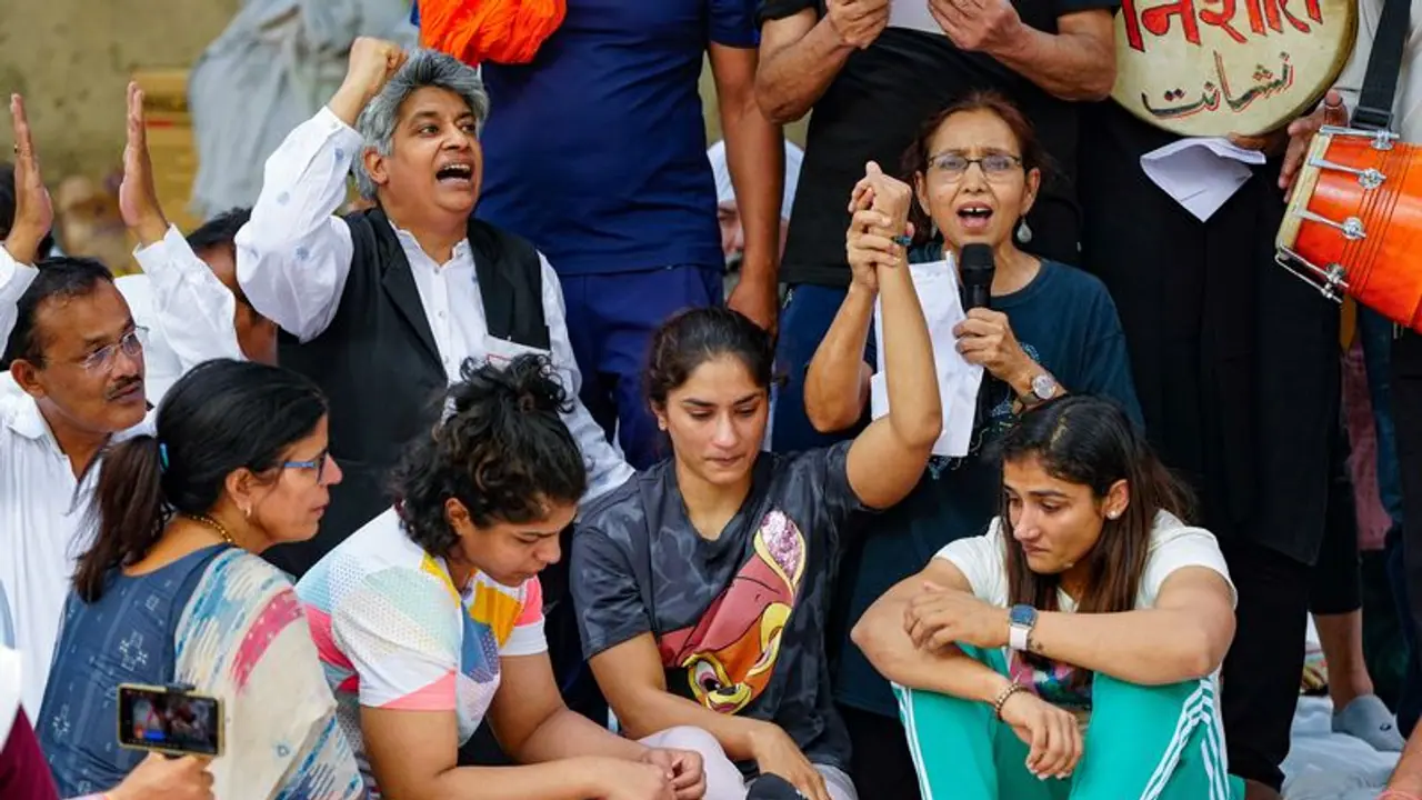 బ్రిజ్భూషణ్పై లైంగిక వేధింపుల ఆరోపణలు.. అథ్లెట్లు రోడ్లెక్కడం ఆందోళనకరం : రెజ్లర్ల నిరసనపై అభినవ్ బింద్రా బ్రిజ్భూషణ్పై లైంగిక వేధింపుల ఆరోపణలు.. అథ్లెట్లు రోడ్లెక్కడం ఆందోళనకరం : రెజ్లర్ల నిరసనపై అభినవ్ బింద్రా