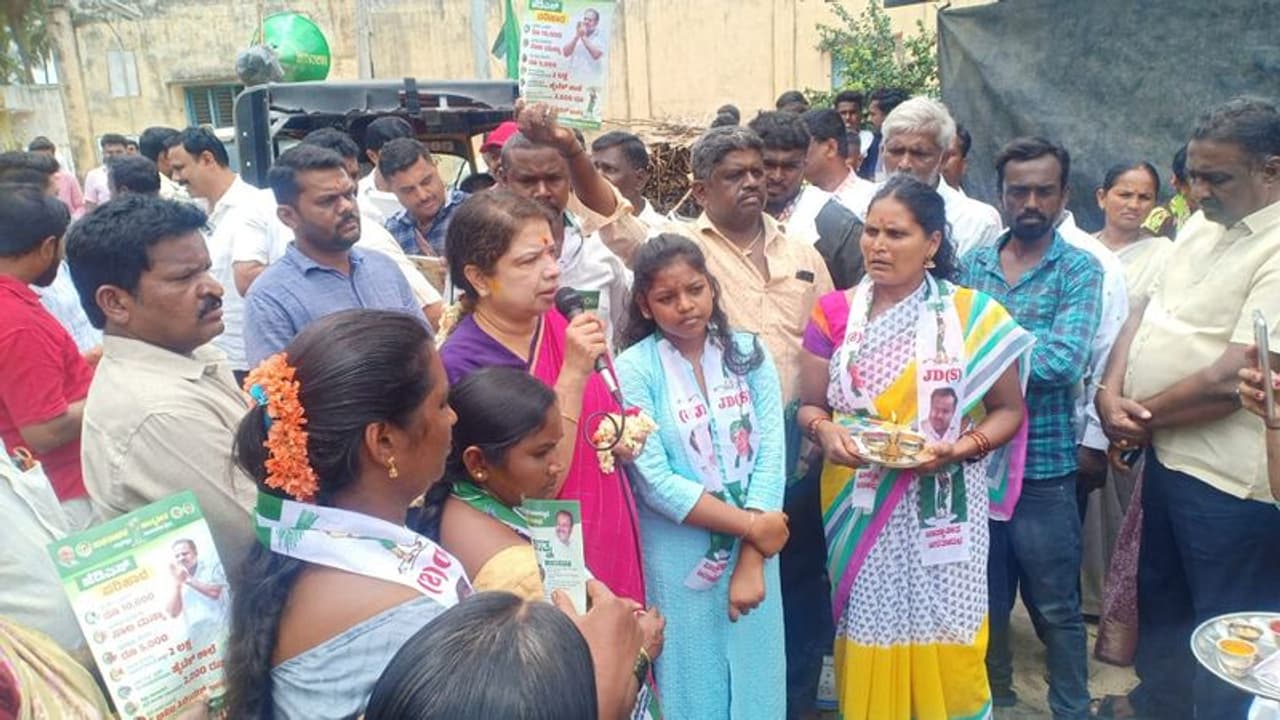 ಚುನಾವಣೆಯಲ್ಲಿ ಮತ್ತೊಮ್ಮೆಎಚ್ಡಿಕೆಯನ್ನು ಜನ ಆರ್ಶಿವದಿಸಲಿದ್ದಾರೆ: ಅನಿತಾ ಕುಮಾರಸ್ವಾಮಿ ಚುನಾವಣೆಯಲ್ಲಿ ಮತ್ತೊಮ್ಮೆಎಚ್ಡಿಕೆಯನ್ನು ಜನ ಆರ್ಶಿವದಿಸಲಿದ್ದಾರೆ: ಅನಿತಾ ಕುಮಾರಸ್ವಾಮಿ