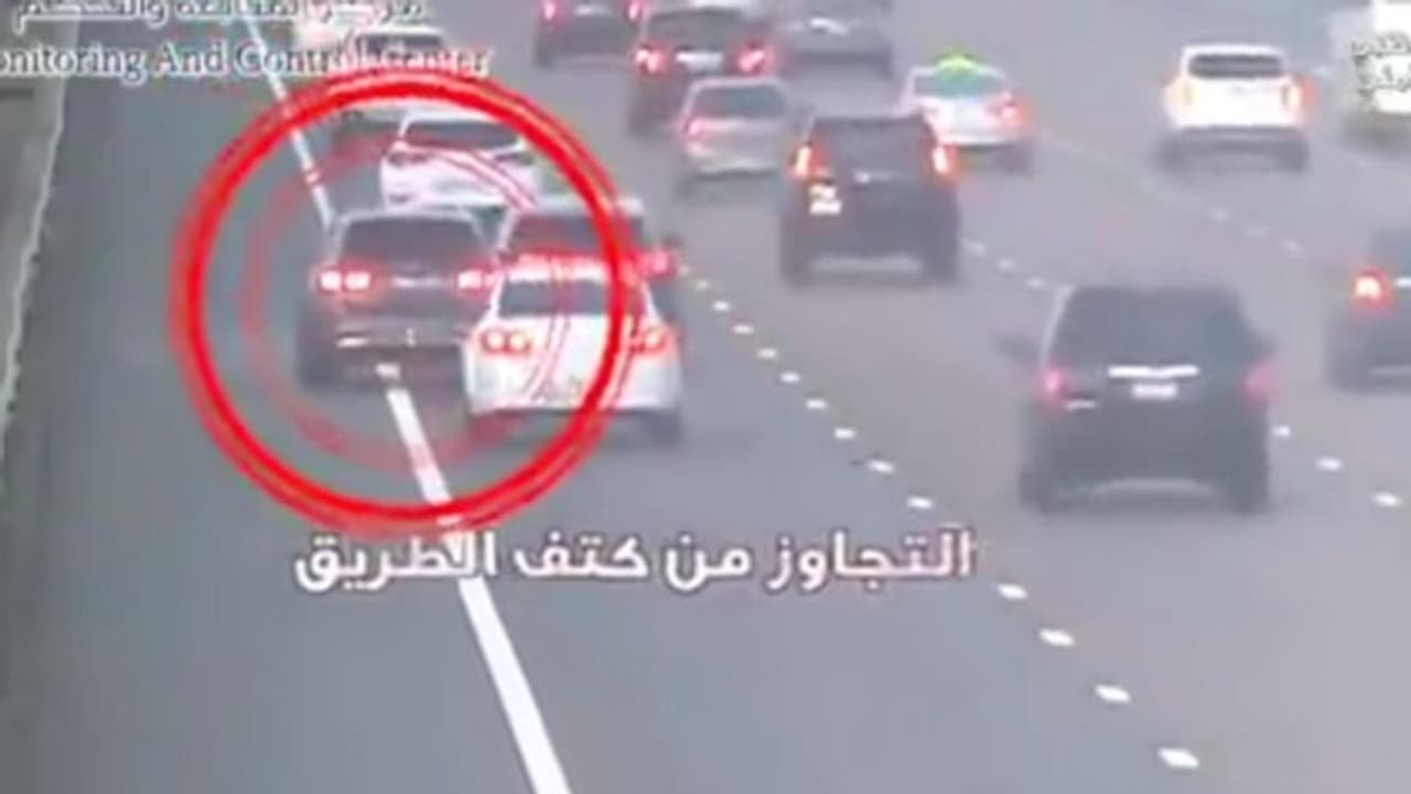 യുഎഇയിലെ റോഡിലൂടെ അപകടകരമായി വാഹനം ഓടിച്ച ഡ്രൈവര്‍ക്കെതിരെ നടപടി; വീഡിയോ പുറത്തുവിട്ട് പൊലീസ്