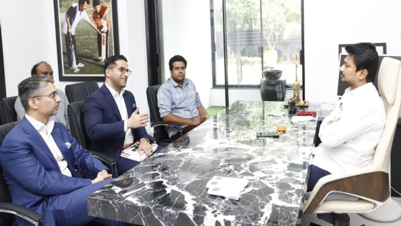 விளையாட்டுத் துறை அமைச்சரை சந்தித்து பேசிய முன்னாள் ஒலிம்பிக் வீரர் அபினவ் பிந்த்ரா! விளையாட்டுத் துறை அமைச்சரை சந்தித்து பேசிய முன்னாள் ஒலிம்பிக் வீரர் அபினவ் பிந்த்ரா!