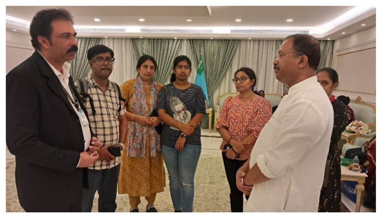 സുഡാനിൽ വെടിയേറ്റ് മരിച്ച മലയാളി ആൽബർട്ട് അഗസ്റ്റിൻ്റെ കുടുംബം ജിദ്ദയിലെത്തി; സ്വീകരിച്ച് മന്ത്രി വി മുരളീധരൻ