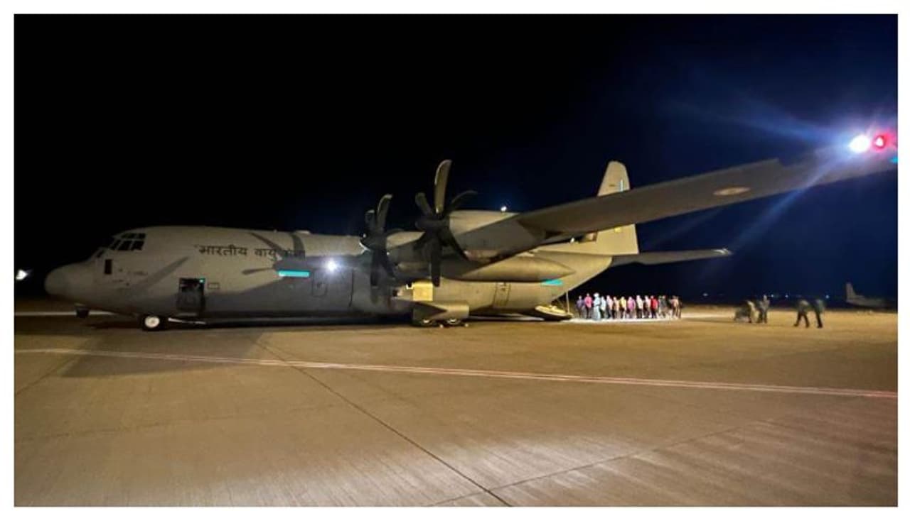 ഓപ്പറേഷൻ കാവേരി; ഇന്ത്യയിലെത്തിയ ആദ്യ സംഘം കേരളത്തിലേയ്ക്ക് പുറപ്പെട്ടു ഓപ്പറേഷൻ കാവേരി; ഇന്ത്യയിലെത്തിയ ആദ്യ സംഘം കേരളത്തിലേയ്ക്ക് പുറപ്പെട്ടു