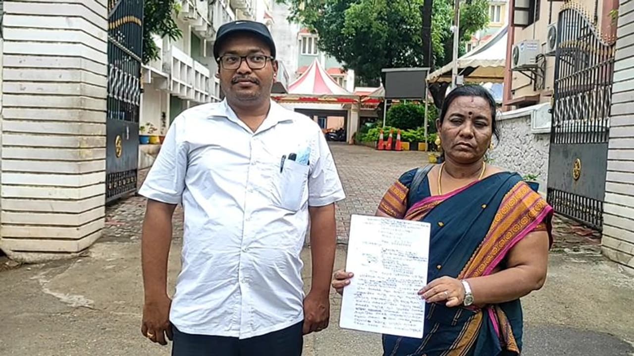 திருமணம் செய்துகொள்வதாக ஆசை வார்த்தை கூறி பணம் பறிப்பு; தமிழ் ஆசிரியர் மீது பெண் பரபரப்பு புகார்