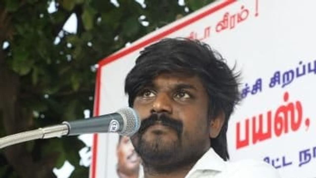 மோதலை தூண்டும் வகையில் பேச்சு.!நாம் தமிழர் மாநில நிர்வாகி இடும்பாவனம் கார்த்திக்கை கைது செய்ய போலீசார் தீவிரம் மோதலை தூண்டும் வகையில் பேச்சு.!நாம் தமிழர் மாநில நிர்வாகி இடும்பாவனம் கார்த்திக்கை கைது செய்ய போலீசார் தீவிரம்