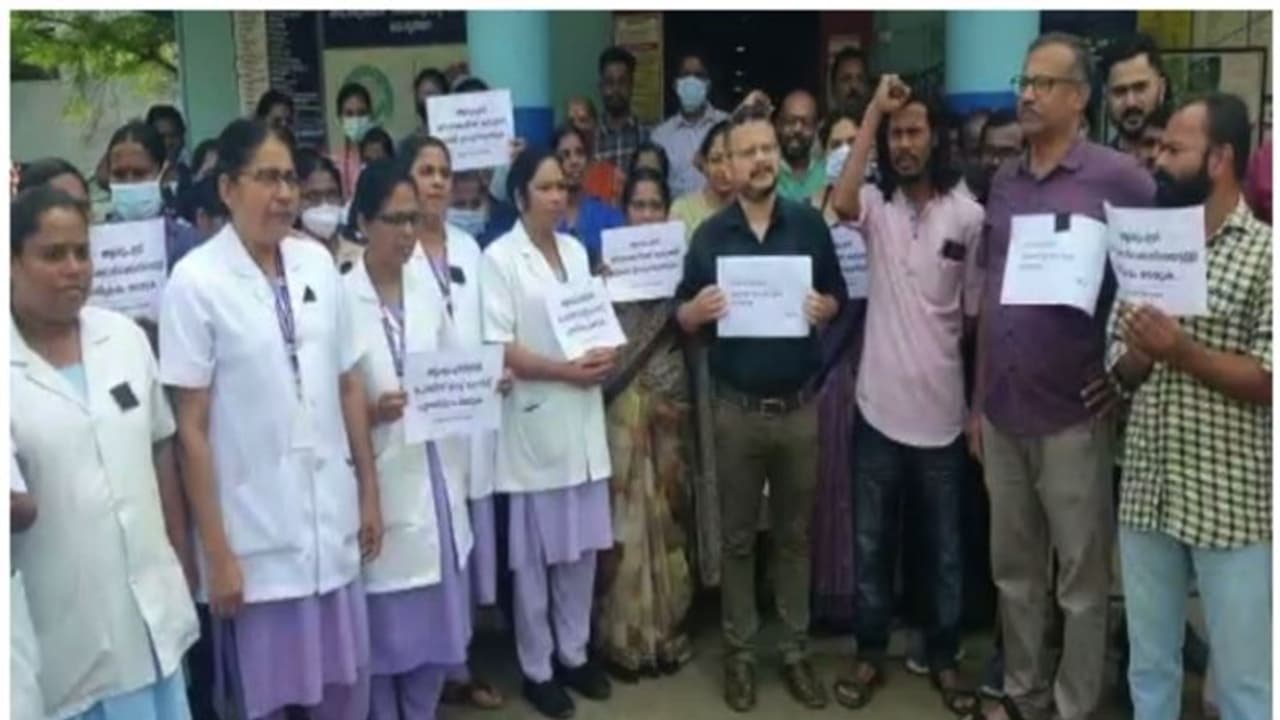 ആശുപത്രി ജീവനക്കാരെ കയ്യേറ്റം ചെയ്ത സംഭവം; ഒളിവിൽ പോയ പ്രതികളെ പിടികൂടണമെന്നാവശ്യം, പ്രതിഷേധം