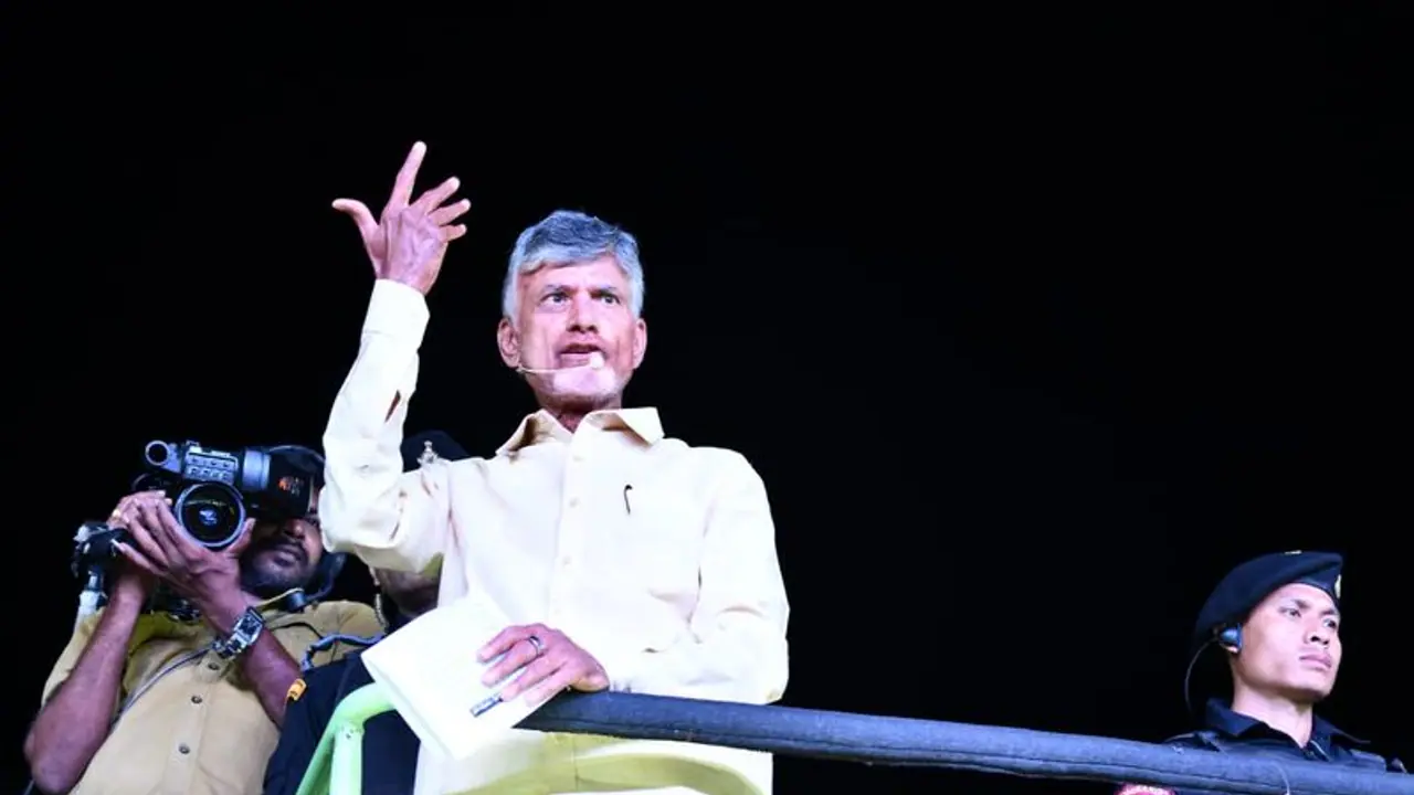 నా సభ వద్ద పోలీసులే కన్పించడం లేదు: బాబు వ్యాఖ్యలకు నవ్వులు నా సభ వద్ద పోలీసులే కన్పించడం లేదు: బాబు వ్యాఖ్యలకు నవ్వులు