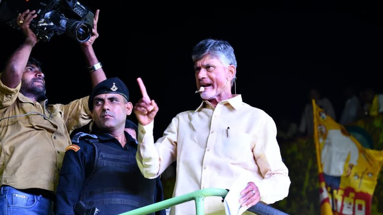 భర్త , మామయ్య అరెస్ట్.. ఎమ్మెల్యే ఆదిరెడ్డి భవానీకి ధైర్యం చెప్పిన చంద్రబాబు నాయుడు భర్త , మామయ్య అరెస్ట్.. ఎమ్మెల్యే ఆదిరెడ్డి భవానీకి ధైర్యం చెప్పిన చంద్రబాబు నాయుడు