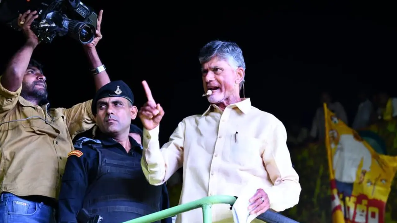 నా సోదరుడు వీరాంజనేయస్వామి భయపడే రకం కాదు... ఎదిరించి పోరాడతాడు..: చంద్రబాబు నా సోదరుడు వీరాంజనేయస్వామి భయపడే రకం కాదు... ఎదిరించి పోరాడతాడు..: చంద్రబాబు