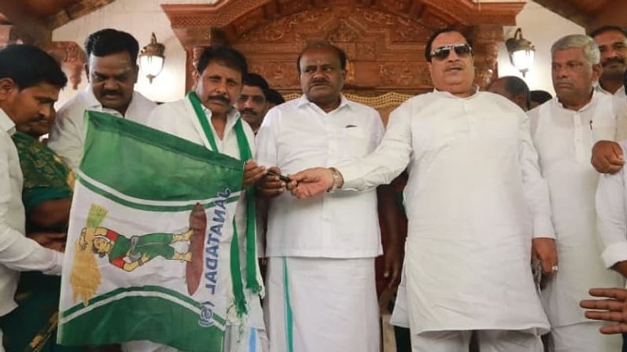 ಕಾಂಗ್ರೆಸ್ ತೊರೆದು ಜೆಡಿಎಸ್ ಸೇರಿದ ಮಾಜಿ ಸಚಿವ ಆಲ್ಕೋಡ್ ಹನುಮಂತಪ್ಪ..! ಕಾಂಗ್ರೆಸ್ ತೊರೆದು ಜೆಡಿಎಸ್ ಸೇರಿದ ಮಾಜಿ ಸಚಿವ ಆಲ್ಕೋಡ್ ಹನುಮಂತಪ್ಪ..!