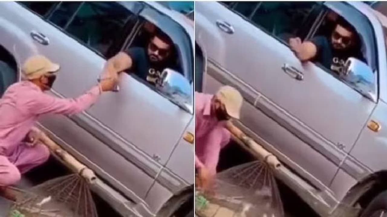 മോചിപ്പിക്കാൻ വേണ്ടി മാത്രം പക്ഷിവിൽപ്പനക്കാരനിൽ നിന്നും പക്ഷികളെ വാങ്ങുന്ന യുവാവ്, നല്ല മനസിന് കയ്യടി... മോചിപ്പിക്കാൻ വേണ്ടി മാത്രം പക്ഷിവിൽപ്പനക്കാരനിൽ നിന്നും പക്ഷികളെ വാങ്ങുന്ന യുവാവ്, നല്ല മനസിന് കയ്യടി...