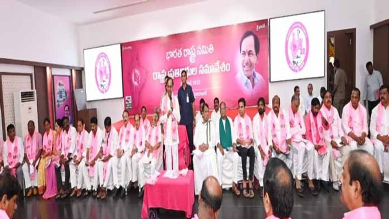 బాగా పనిచేసే వాళ్లకే టికెట్లు.. షెడ్యూల్ ప్రకారమే ఎన్నికలు: కేసీఆర్! బాగా పనిచేసే వాళ్లకే టికెట్లు.. షెడ్యూల్ ప్రకారమే ఎన్నికలు: కేసీఆర్!