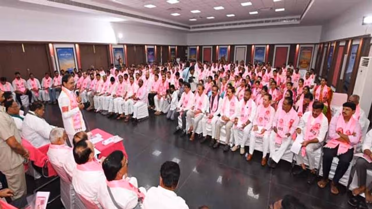 మహారాష్ట్ర బీఆర్ఎస్లో త్వరలోనే కమిటీలు : నాందేడ్లో కేసీఆర్ మహారాష్ట్ర బీఆర్ఎస్లో త్వరలోనే కమిటీలు : నాందేడ్లో కేసీఆర్