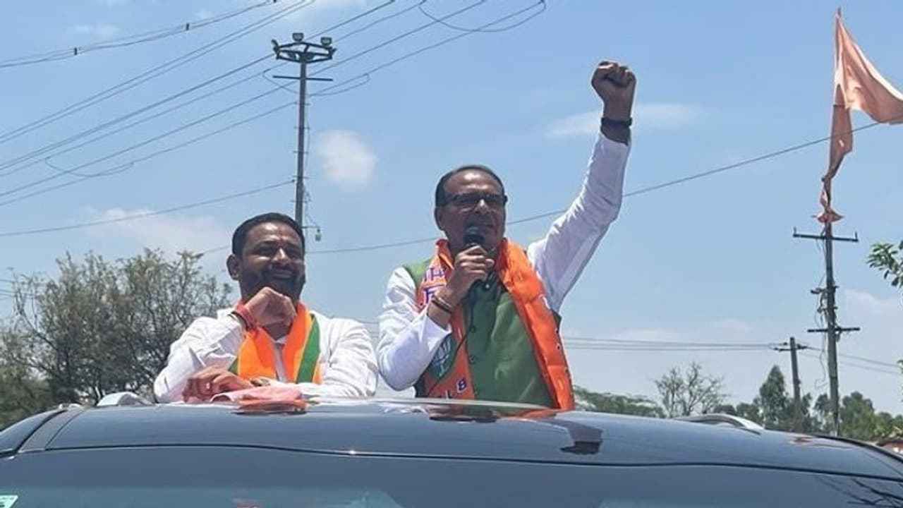 ಕಾಂಗ್ರೆಸ್ ಆಡಳಿತವಿರುವ ರಾಜ್ಯಗಳಲ್ಲಿ ಗ್ಯಾರಂಟಿ ಕಾರ್ಡ್ ಏಕೆ ಜಾರಿಯಾಗಿಲ್ಲ?: ಎಂಪಿ ಸಿಎಂ ಚೌಹಾಣ್ ಕಾಂಗ್ರೆಸ್ ಆಡಳಿತವಿರುವ ರಾಜ್ಯಗಳಲ್ಲಿ ಗ್ಯಾರಂಟಿ ಕಾರ್ಡ್ ಏಕೆ ಜಾರಿಯಾಗಿಲ್ಲ?: ಎಂಪಿ ಸಿಎಂ ಚೌಹಾಣ್