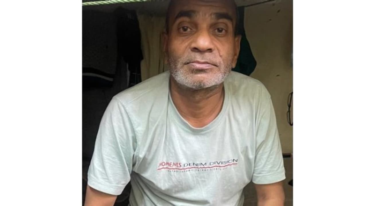 പക്ഷാഘാതം ബാധിച്ച് ശരീരത്തിന്റെ ഒരു വശം തളര്ന്ന് എട്ട് മാസമായി കിടപ്പിലായിരുന്ന പ്രവാസിയെ നാട്ടിലെത്തിച്ചു പക്ഷാഘാതം ബാധിച്ച് ശരീരത്തിന്റെ ഒരു വശം തളര്ന്ന് എട്ട് മാസമായി കിടപ്പിലായിരുന്ന പ്രവാസിയെ നാട്ടിലെത്തിച്ചു