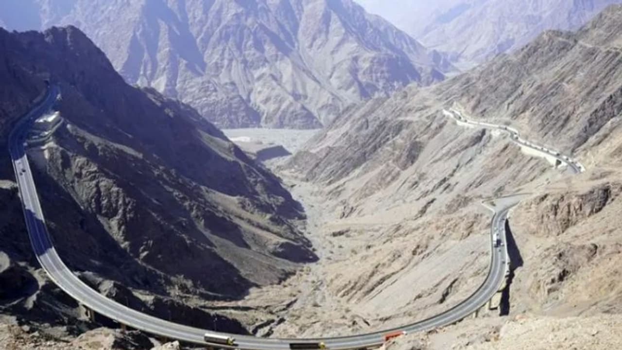 സൗദിയില് ബസ് അപകടമുണ്ടായ ശിആർ ചുരം അറ്റകുറ്റപണികൾക്കായി നാലു മാസത്തേക്ക് അടച്ചു സൗദിയില് ബസ് അപകടമുണ്ടായ ശിആർ ചുരം അറ്റകുറ്റപണികൾക്കായി നാലു മാസത്തേക്ക് അടച്ചു