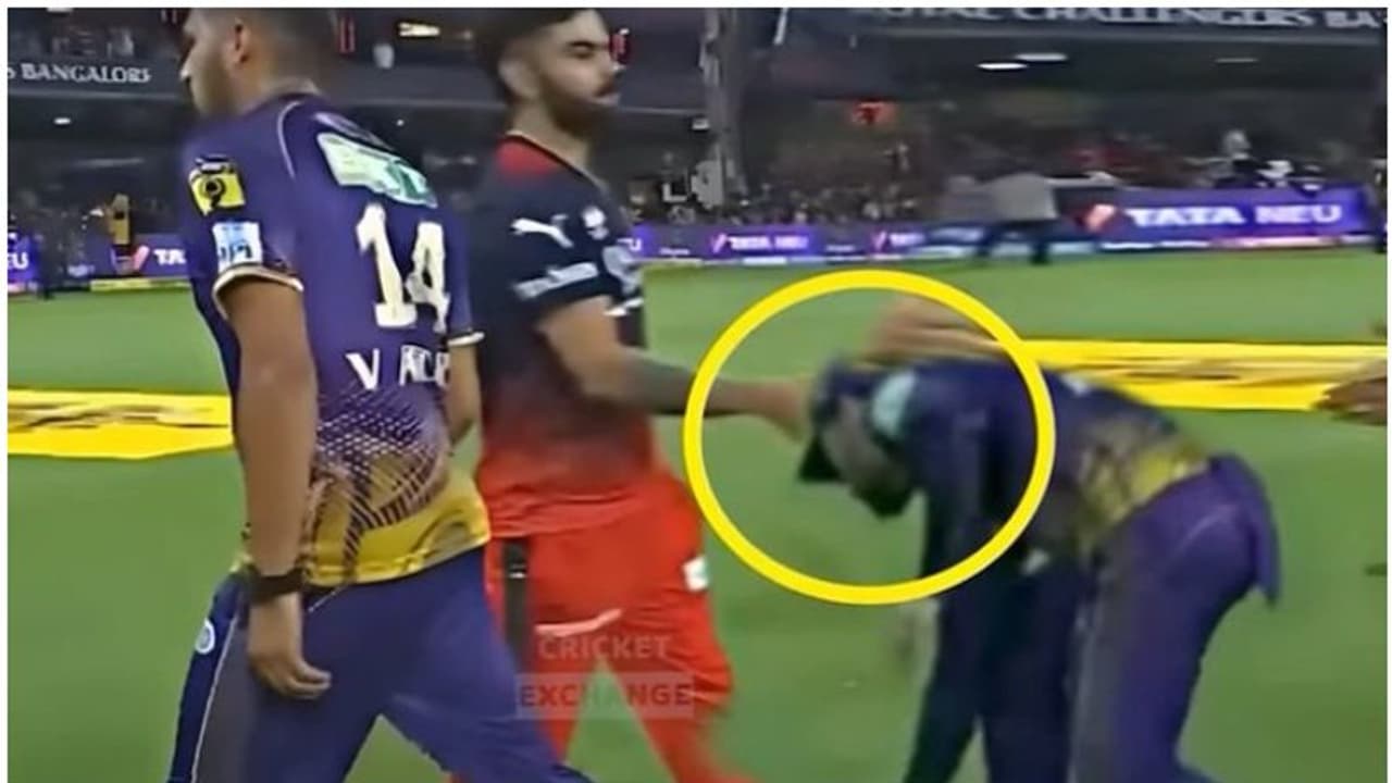 കോലിയോടുള്ള ബഹുമാനം; ഹസ്തദാനത്തിന് പകരം കാലില് തൊട്ട് യുവതാരം, കെട്ടിപ്പിടിച്ച് സ്നേഹിച്ച് കിംഗ് കോലിയോടുള്ള ബഹുമാനം; ഹസ്തദാനത്തിന് പകരം കാലില് തൊട്ട് യുവതാരം, കെട്ടിപ്പിടിച്ച് സ്നേഹിച്ച് കിംഗ്