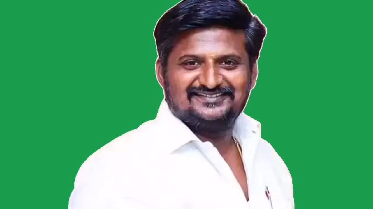 அதிமுக தகவல் தொழில்நுட்ப பிரிவு நிர்வாகி கைது... காவல் நிலையம் முன்பு அதிமுகவினர் குவிந்ததால் பரபரப்பு!! அதிமுக தகவல் தொழில்நுட்ப பிரிவு நிர்வாகி கைது... காவல் நிலையம் முன்பு அதிமுகவினர் குவிந்ததால் பரபரப்பு!!