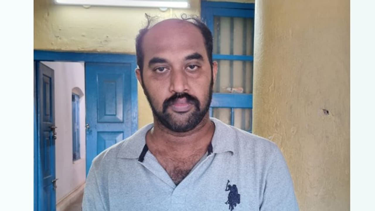 ട്യൂഷൻ ക്ലാസിൽ 14 കാരിക്ക് ലൈംഗികാതിക്രമം, ചിത്രം പകര്ത്തി പ്രചരിപ്പിച്ച് ഭീഷണി; പ്രതിക്ക് കഠിനതടവും പിഴയും ട്യൂഷൻ ക്ലാസിൽ 14 കാരിക്ക് ലൈംഗികാതിക്രമം, ചിത്രം പകര്ത്തി പ്രചരിപ്പിച്ച് ഭീഷണി; പ്രതിക്ക് കഠിനതടവും പിഴയും