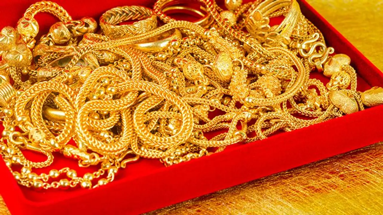 ಕಾಲಿಗೆ ಚಿನ್ನ ಧರಿಸಿದರೆ ಎದುರಾಗುತ್ತೆ ಕಂಟಕ; ಬಡತನ ನಿಮ್ಮ ಬಾಗಿಲು ತಟ್ಟಲಿದೆ ಹುಷಾರ್..!