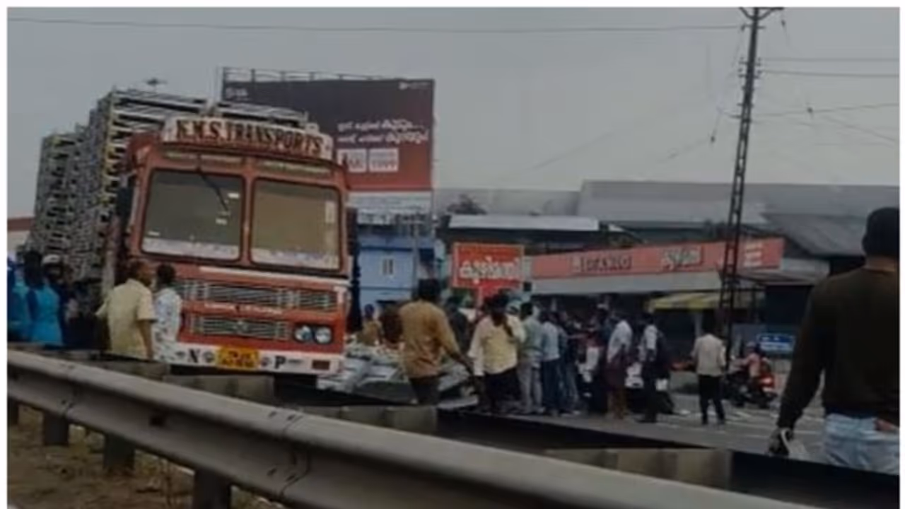 ദേശീയ പാതയിൽ ലോറിയിൽ നിന്നും നിർമാണ സാമഗ്രികൾ പുറത്തേക്ക് വീണു, വഴിയാത്രക്കാരന് ദാരുണാന്ത്യം 