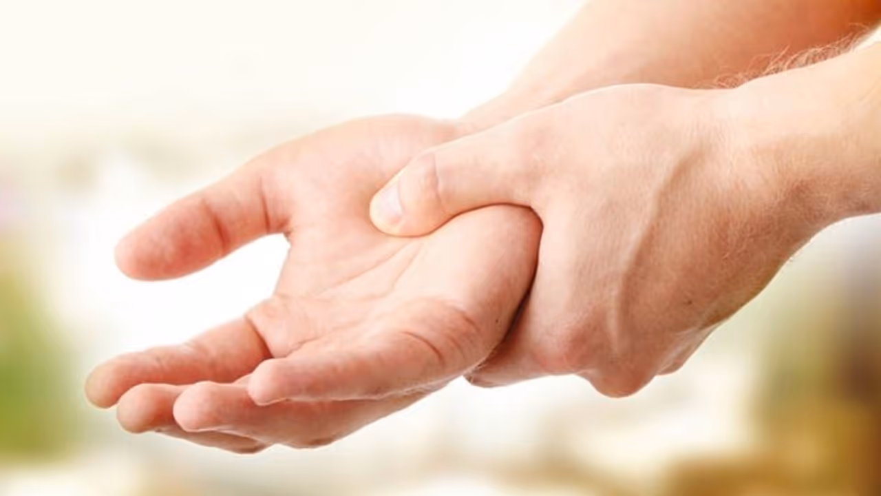 കൈ വിറയല്‍ വരുന്നത് എന്തുകൊണ്ട്? അറിയാം ഈ കാരണങ്ങള്‍....