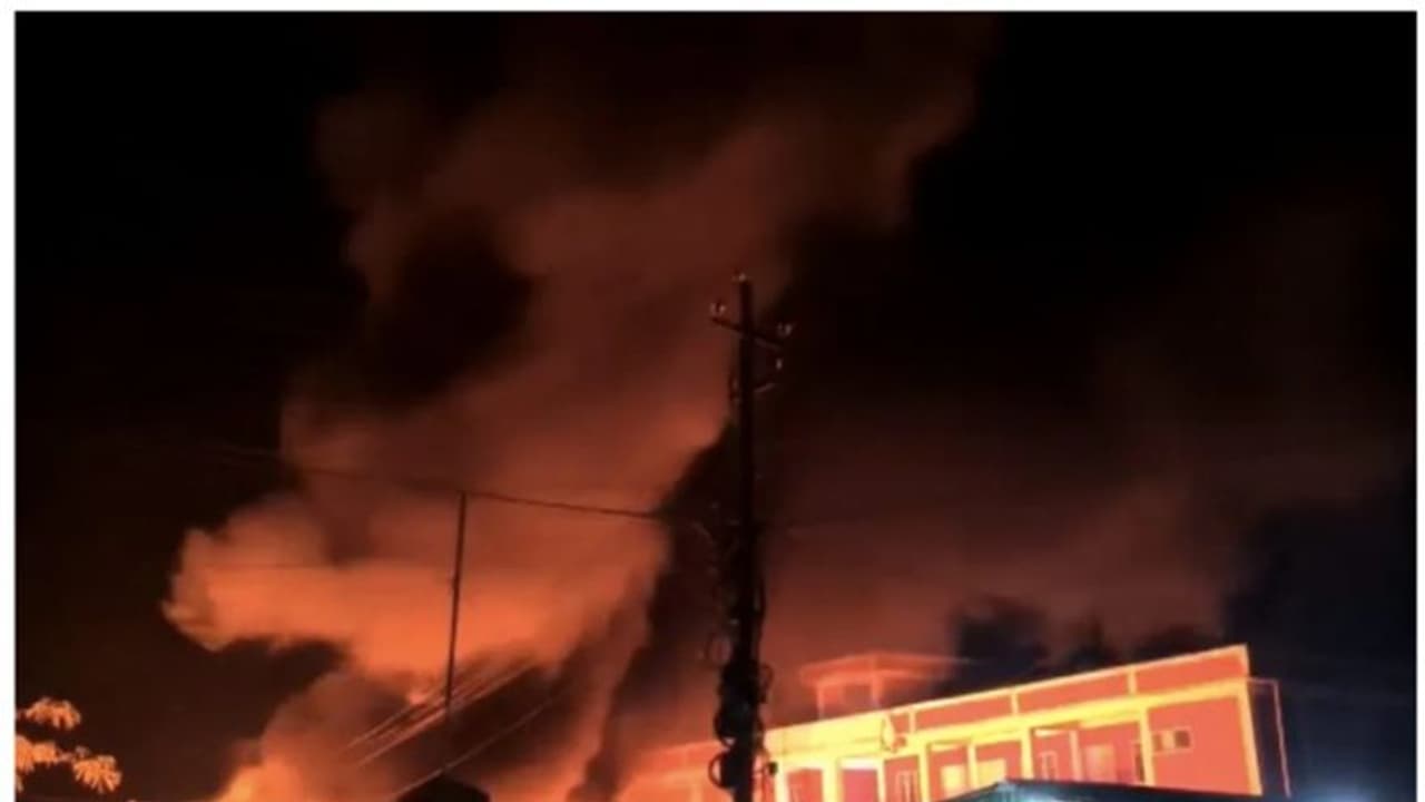 മണിപ്പൂരിൽ മുഖ്യമന്ത്രി എത്തേണ്ട വേദിക്ക് തീയിട്ട് ജനക്കൂട്ടം; സ്ഥിതിഗതികൾ സംഘർഷഭരിതമെന്ന് പൊലീസ് മണിപ്പൂരിൽ മുഖ്യമന്ത്രി എത്തേണ്ട വേദിക്ക് തീയിട്ട് ജനക്കൂട്ടം; സ്ഥിതിഗതികൾ സംഘർഷഭരിതമെന്ന് പൊലീസ്