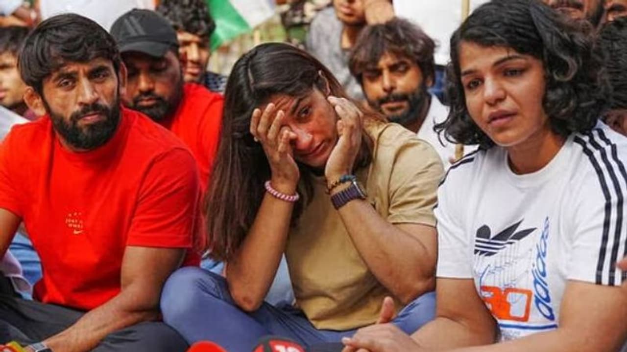 ഗുസ്തി താരങ്ങളുടെ സമരം ആറാം ദിവസത്തിലേക്ക്; കൂടുതൽ പേർ സമരവേദിയിൽ, ബ്രിജ് ഭൂഷനെതിരെ നോട്ടീസ് പതിച്ചു ഗുസ്തി താരങ്ങളുടെ സമരം ആറാം ദിവസത്തിലേക്ക്; കൂടുതൽ പേർ സമരവേദിയിൽ, ബ്രിജ് ഭൂഷനെതിരെ നോട്ടീസ് പതിച്ചു