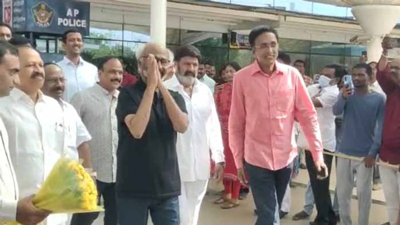 గన్నవరం చేరుకున్న రజనీకాంత్: స్వాగతం పలికిన బాలకృష్ణ గన్నవరం చేరుకున్న రజనీకాంత్: స్వాగతం పలికిన బాలకృష్ణ