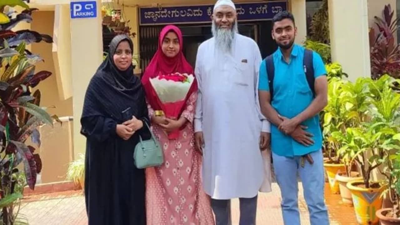 ஹிஜாப் சர்ச்சையை எதிர்கொள்ளும் தப்சும் ஷேக்.. 12 ம் வகுப்பு மனிதநேய பாடத்தில் முதலிடம்.. ஹிஜாப் சர்ச்சையை எதிர்கொள்ளும் தப்சும் ஷேக்.. 12 ம் வகுப்பு மனிதநேய பாடத்தில் முதலிடம்..