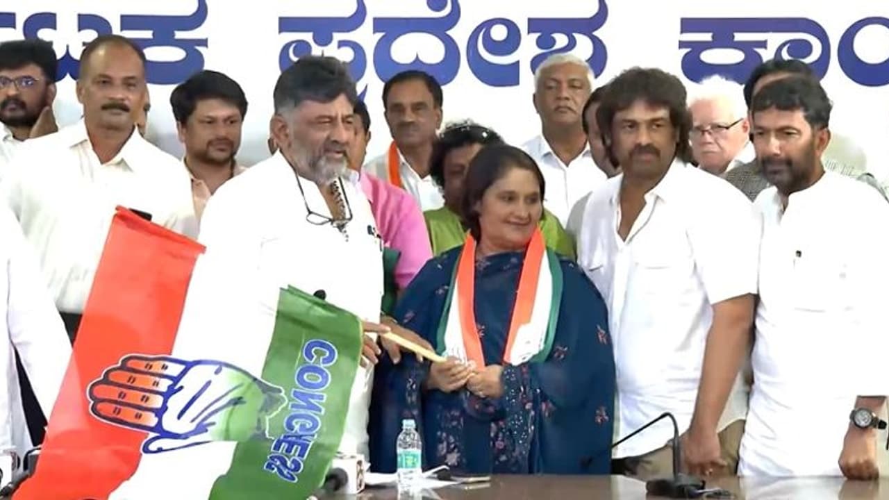 Karnataka election 2023: காங்கிரஸ் கட்சியில் இணைந்த கீதா சிவராஜ் குமார்? யார் இவர்? தாக்கத்தை ஏற்படுத்துவாரா? Karnataka election 2023: காங்கிரஸ் கட்சியில் இணைந்த கீதா சிவராஜ் குமார்? யார் இவர்? தாக்கத்தை ஏற்படுத்துவாரா?