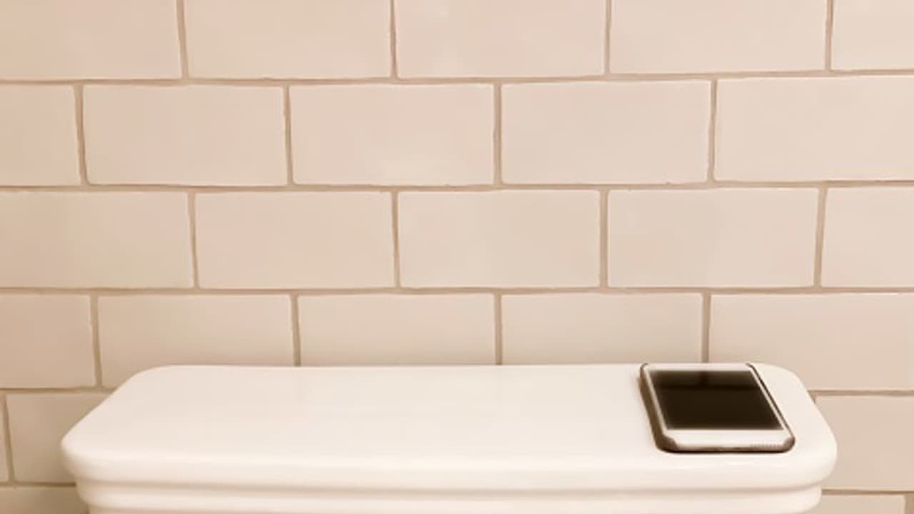 മൊബൈൽ ഫോണുകൾ പൊതുശൗചാലയങ്ങളെക്കാൾ വൃത്തിഹീനം; സൂക്ഷിച്ചില്ലെങ്കിൽ പണി കിട്ടുമെന്ന് ആരോഗ്യവിദഗ്ധ